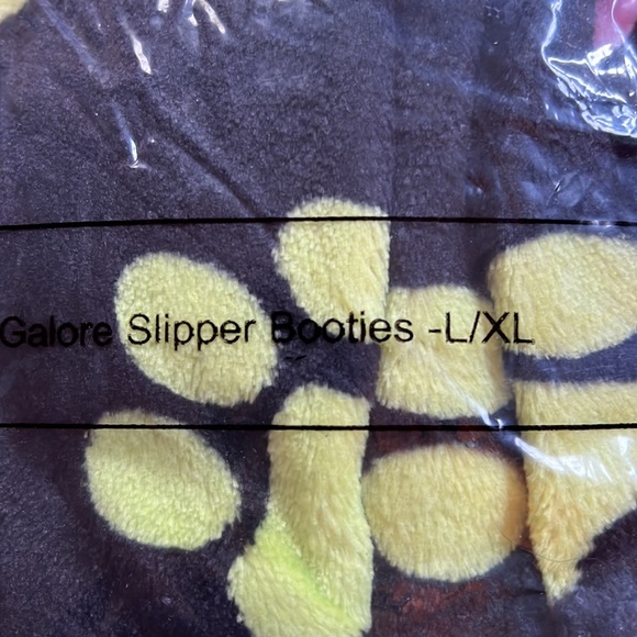 Bundle of The Animal Rescue Site Slipper Socks, Slippers, Pocket Shawl and Watch - Picture 4 of 11